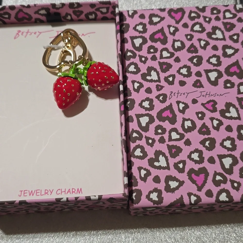 🧚‍♀️Betsey Johnson Strawberry Enamel Painted Keychain NIB/NWT